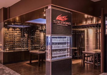 4 restaurants, breakfast, lunch, dinner served; American cuisine at Hyatt Regency Chicago