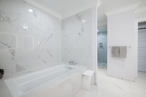 Articles de toilette griffés, séchoir à cheveux, serviettes fournies