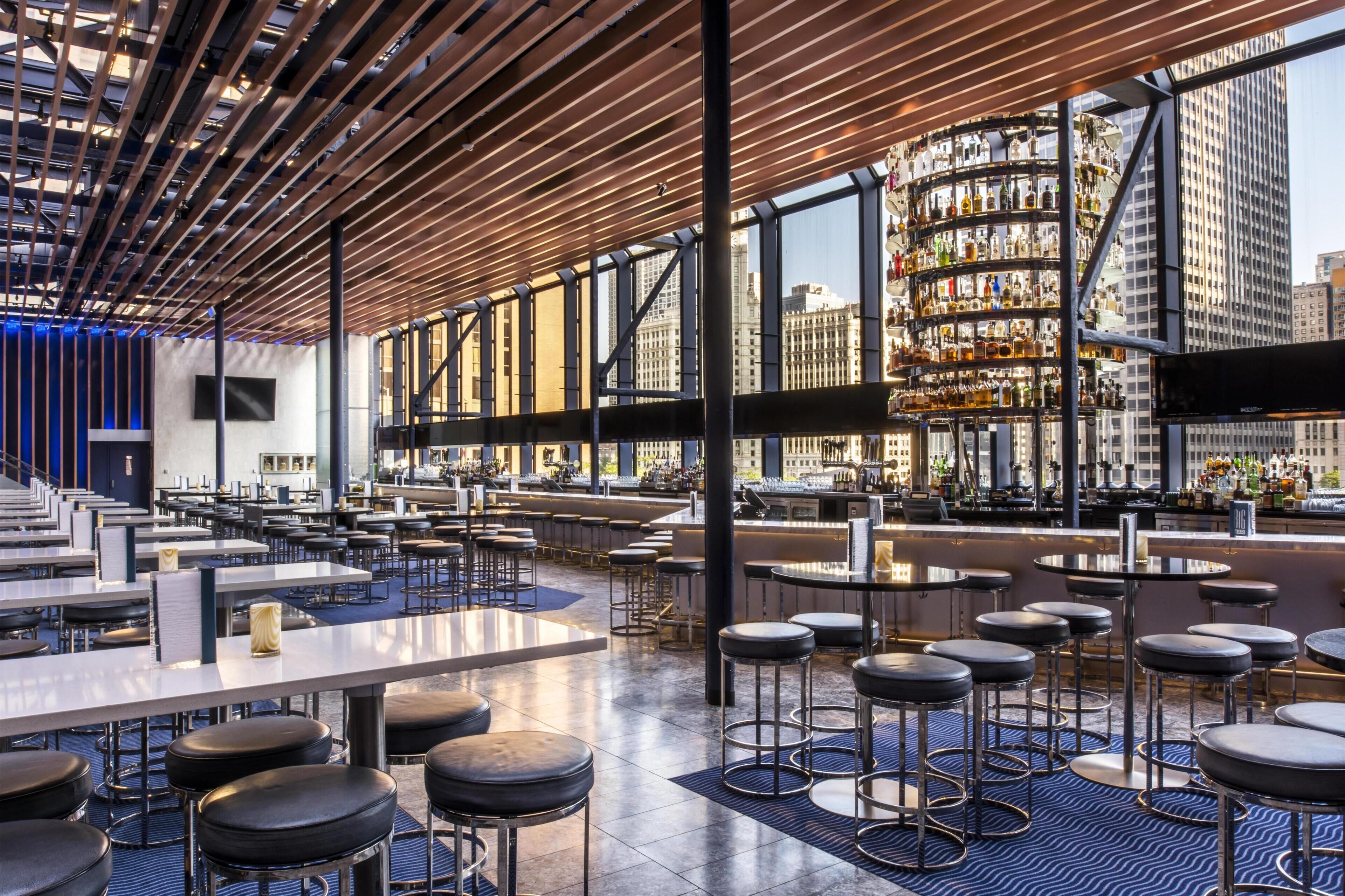 2 bars/lounges