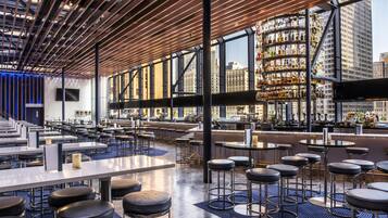 2 bars/lounges