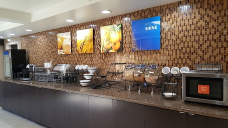 Desayuno buffet incluido todos los días . Comfort Inn Cincinnati Northeast