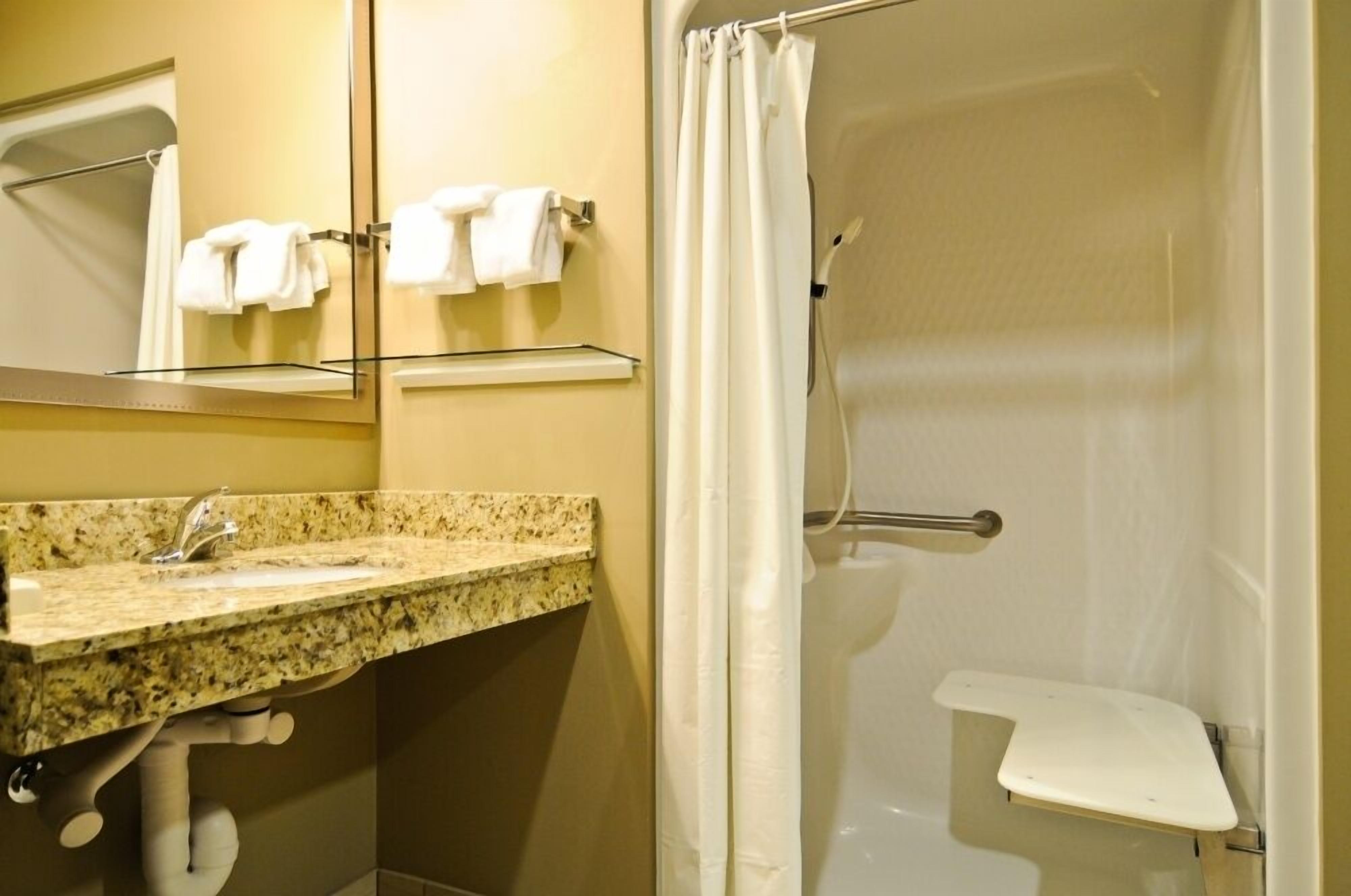 standard room, 1 king bed, non smoking, refrigerator & microwave | bathroom | combined shower/bathtub, free toiletries, hair dryer, towels