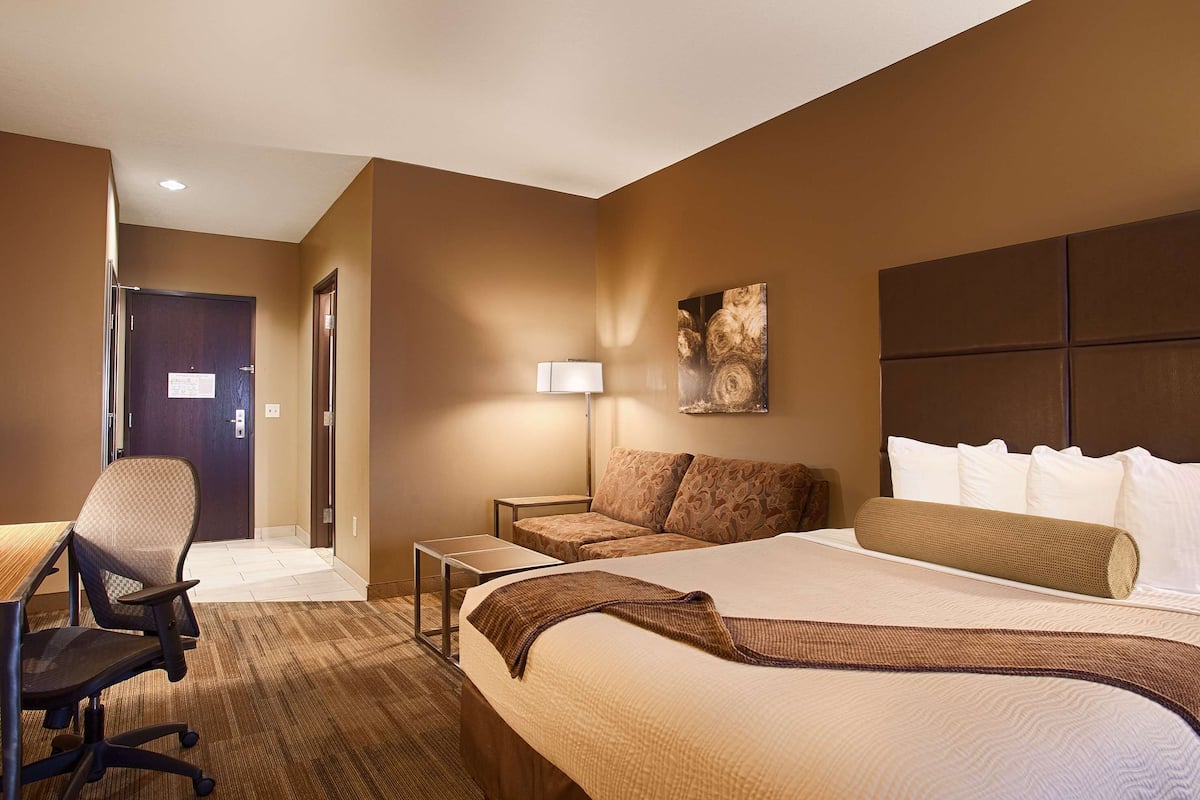 suite, 1 king bed with sofa bed, non smoking, refrigerator & microwave (with sofabed) | desk, laptop workspace, iron/ironing board, free cots/infant beds