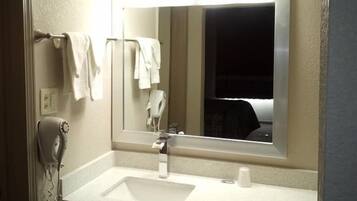 Combined shower/bathtub, towels