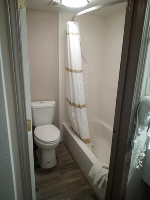 Ensemble douche/baignoire, serviettes fournies