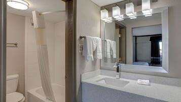 Kombinasi shower/bathtub dan handuk