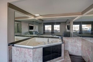 Deluxe-Suite, 1 King-Bett, Raucher, Whirlpool | Kostenloses WLAN, Bettwäsche