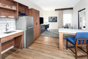 Chambre, 1 grand lit, accessible aux personnes à mobilité réduite (Communications, Roll-In Shower)