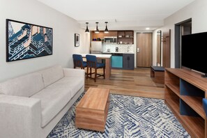 Suite, 1 soverom | Sengetøy av topp kvalitet, dundyner, safe på rommet og skrivebord