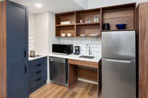 高档床上用品、羽绒被、客房内保险箱、办公桌