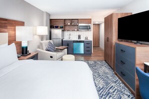 开间套房, 1 张大床 | 高档床上用品、羽绒被、客房内保险箱、办公桌