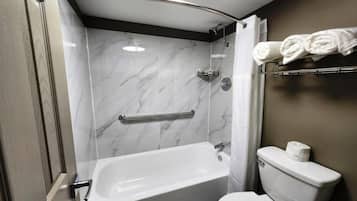 Combined shower/tub, free toiletries, towels