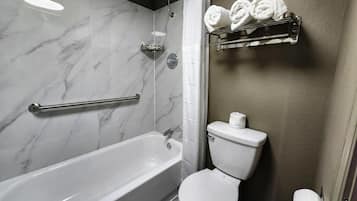 Duschwanne, kostenlose Toilettenartikel, Handtücher