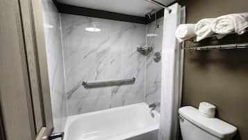 Combined shower/tub, free toiletries, towels