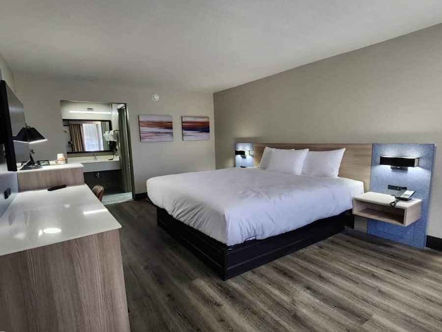 Escrivaninha, ferros/tábuas de passar roupa, berços (sobretaxa)