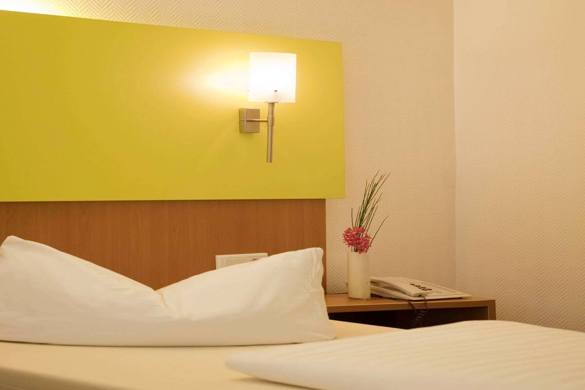 Een kluis op de kamer, een bureau, gratis wifi, beddengoed