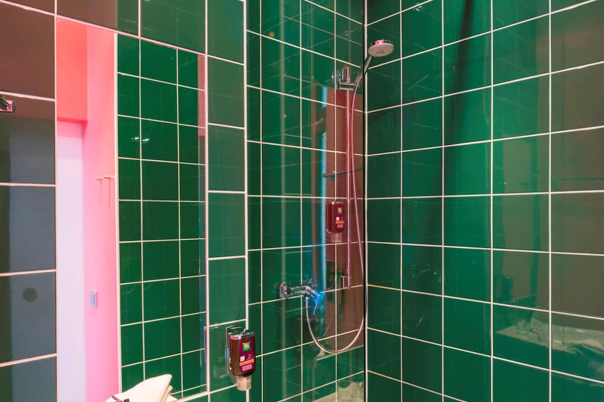 Badkamer | Een bad/douchecombinatie, een haardroger, handdoeken