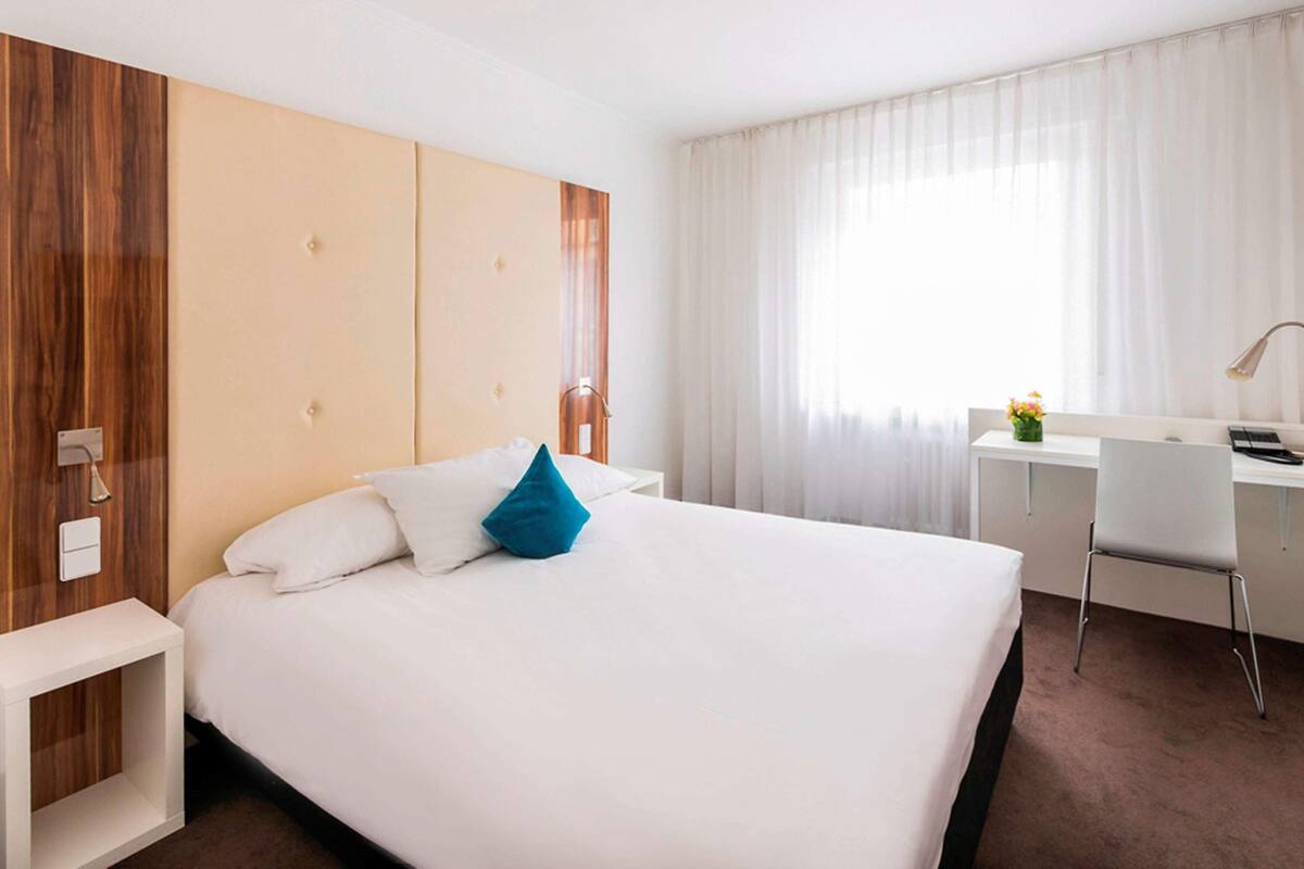 Een kluis op de kamer, een bureau, gratis wifi, beddengoed
