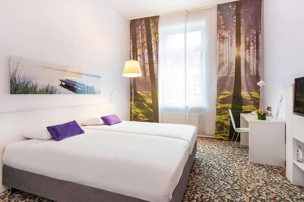 Een kluis op de kamer, een bureau, gratis wifi, beddengoed
