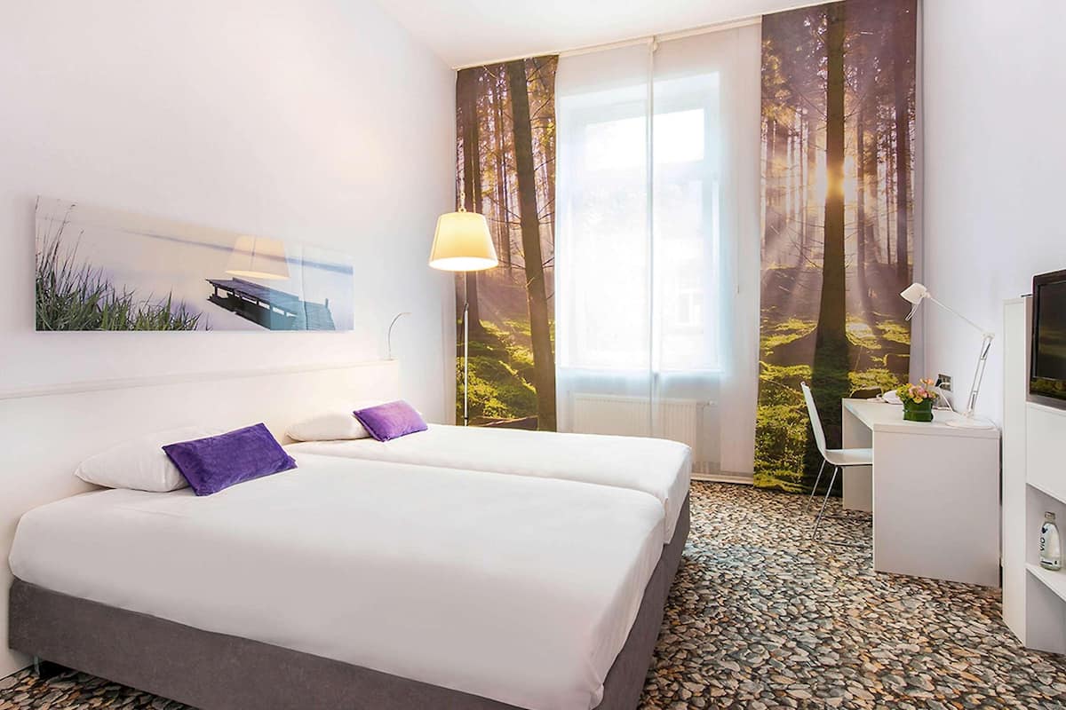 Cofres nos quartos, escrivaninha, Wi-Fi de cortesia, roupa de cama