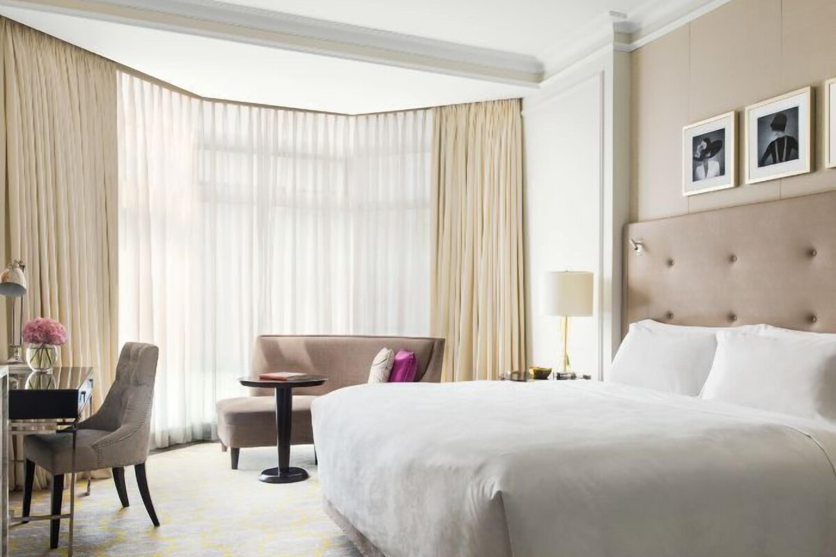 Chambre Deluxe, 1 très grand lit, vue ville | Minibar, coffres-forts dans les chambres, bureau