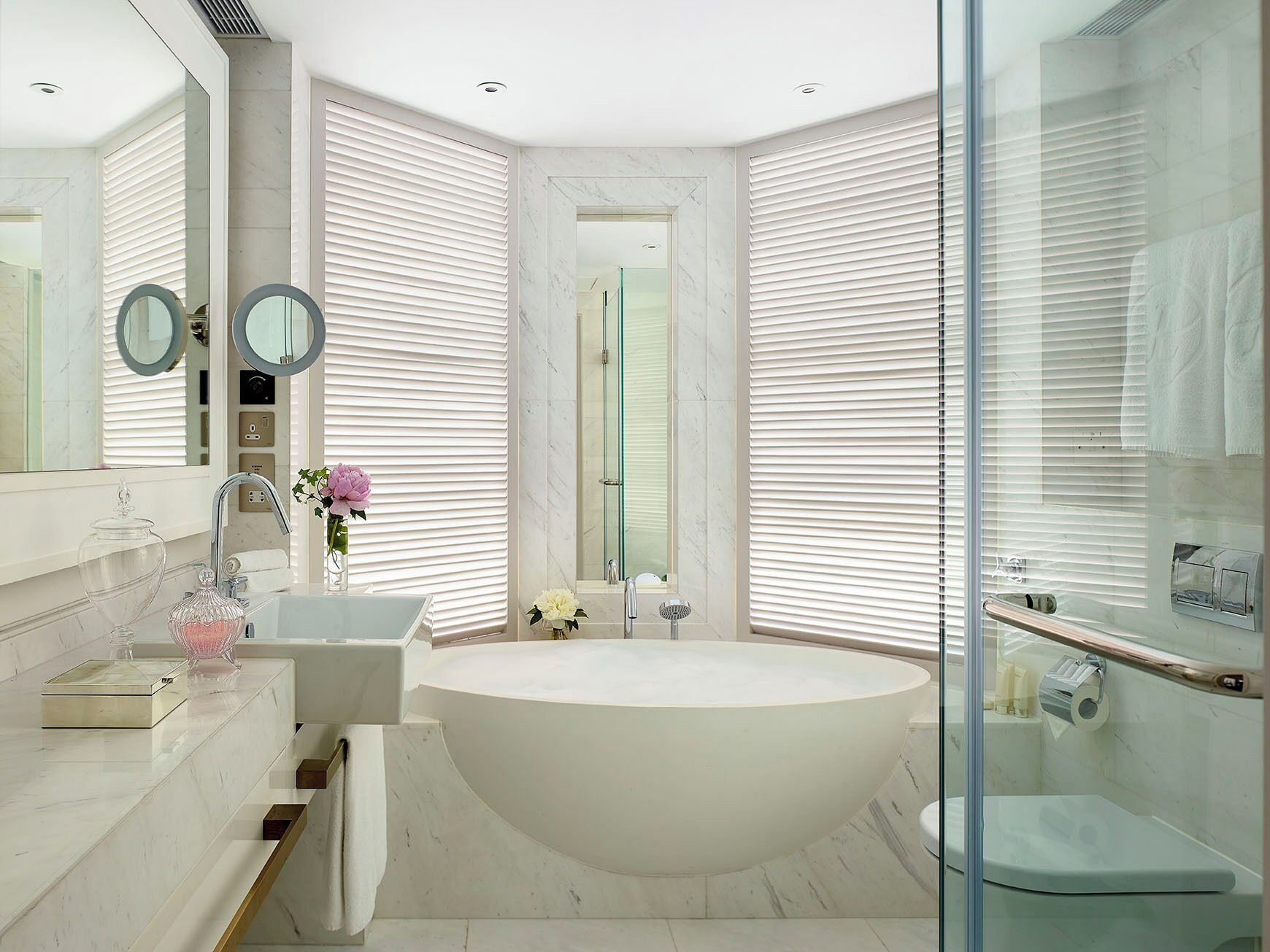 ميني بار وخزنة داخل الغرفة ومكتب ومساحة عمل للكمبيوتر المحمول