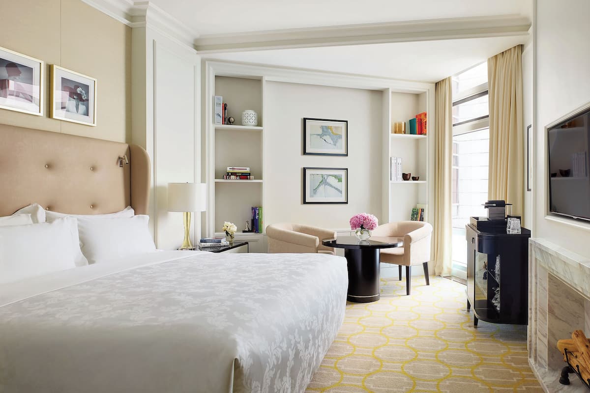 deluxe room, 1 king bed, courtyard view | minibar, in-room safe, desk, laptop workspace
