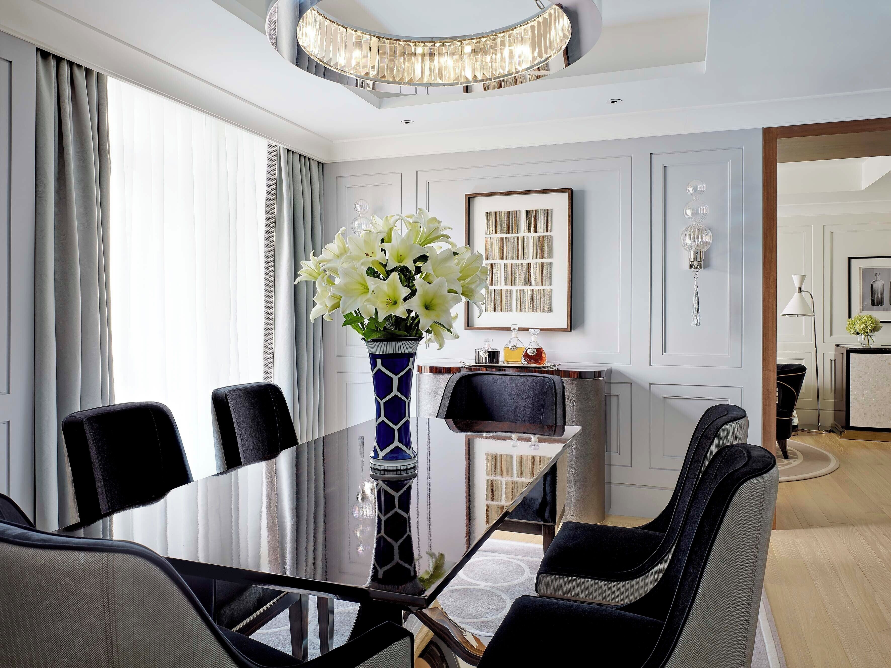 ميني بار وخزنة داخل الغرفة ومكتب ومساحة عمل للكمبيوتر المحمول