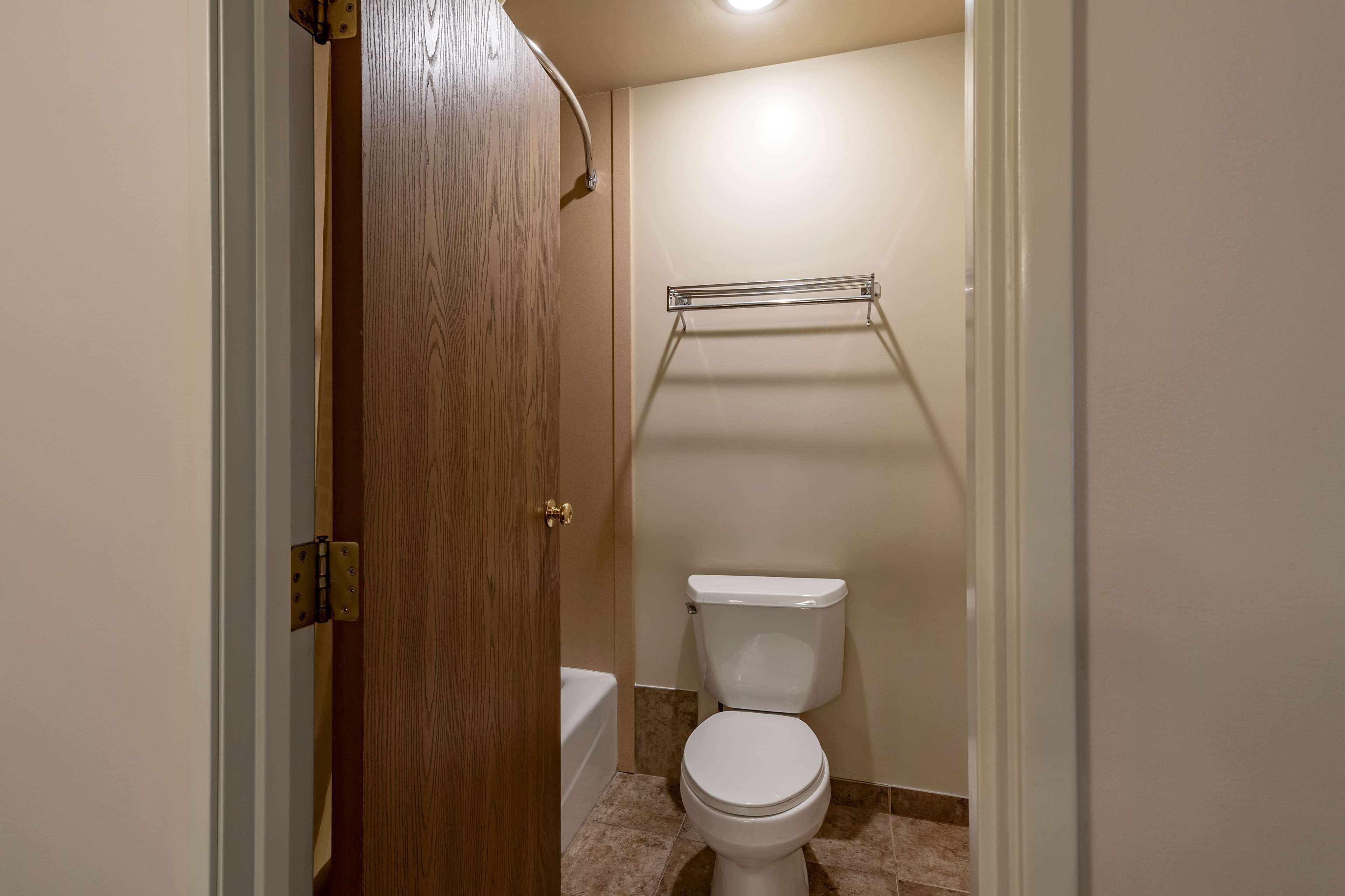 combined shower/bathtub, hair dryer, towels