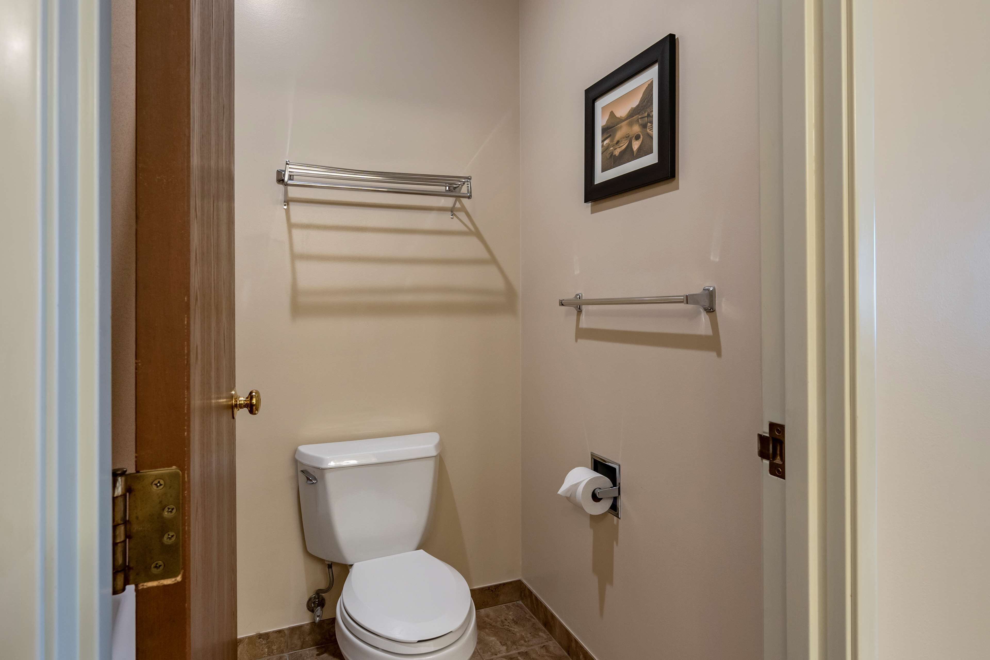 combined shower/bathtub, hair dryer, towels