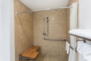 Chambre, 1 très grand lit, accessible aux personnes à mobilité réduite (Mobility/Hearing Impaired) | Salle de bain | Sèche-cheveux, serviettes fournies