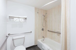 Habitación, 1 cama King size, con acceso para personas discapacitadas (Mobility/Hearing Impaired) | Baño | Secadora de cabello y toallas 