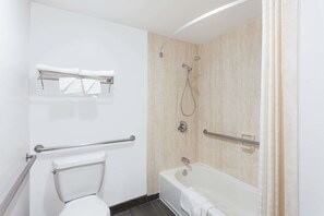 Chambre, 1 très grand lit, accessible aux personnes à mobilité réduite (Mobility/Hearing Impaired) | Salle de bain | Séchoir à cheveux, serviettes fournies