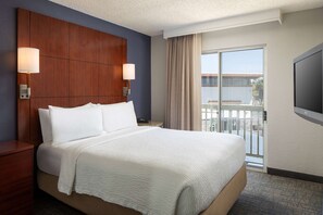1 bedroom, premium bedding, down comforters, desk