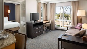 A hotel room with a bed, desk, chair, and a sofa. - Sonesta ES Suites Carmel Mountain – San Diego (San Diego)