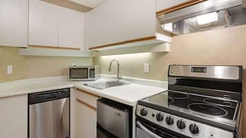 Suite, 1 letto queen con divano letto, non fumatori, cucina (with Sofabed) | Angolo cottura privato | Mini-frigorifero, microonde, macchina per tè/caffè, bollitore elettrico