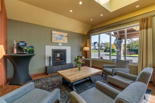 Best Western Plus Emerald Isle Hotel
