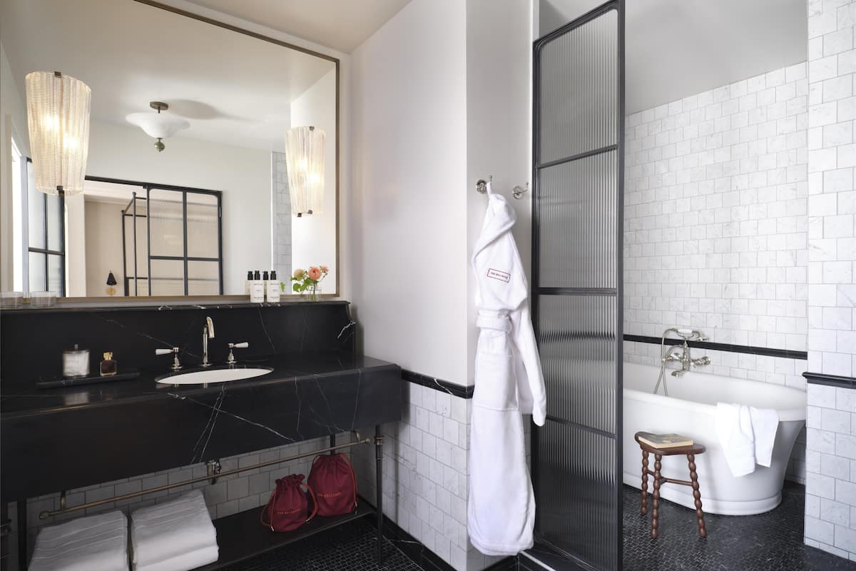 Luxury Suite, 1 Bedroom | Bathroom