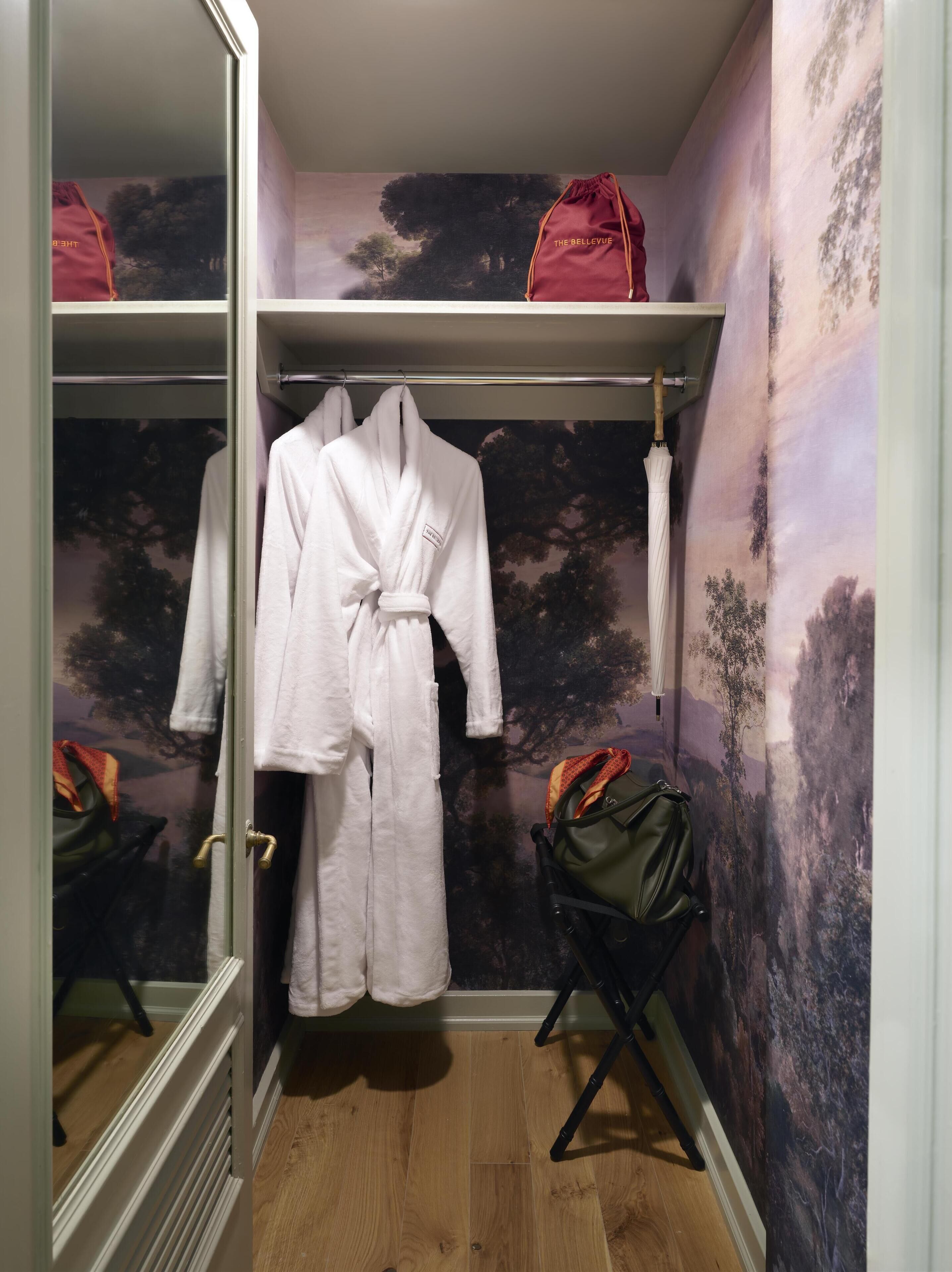 Ropa de cama de alta calidad, colchones con pillow-top y minibar 