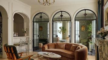 Suite (Arts Suite) | Luxe beddengoed, pillowtop-bedden, een minibar, een kluis op de kamer