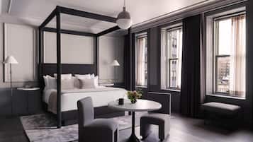 أغطية فراش متميزة وأسرّة بطبقة علوية مريحة وميني بار وخزنة داخل الغرفة