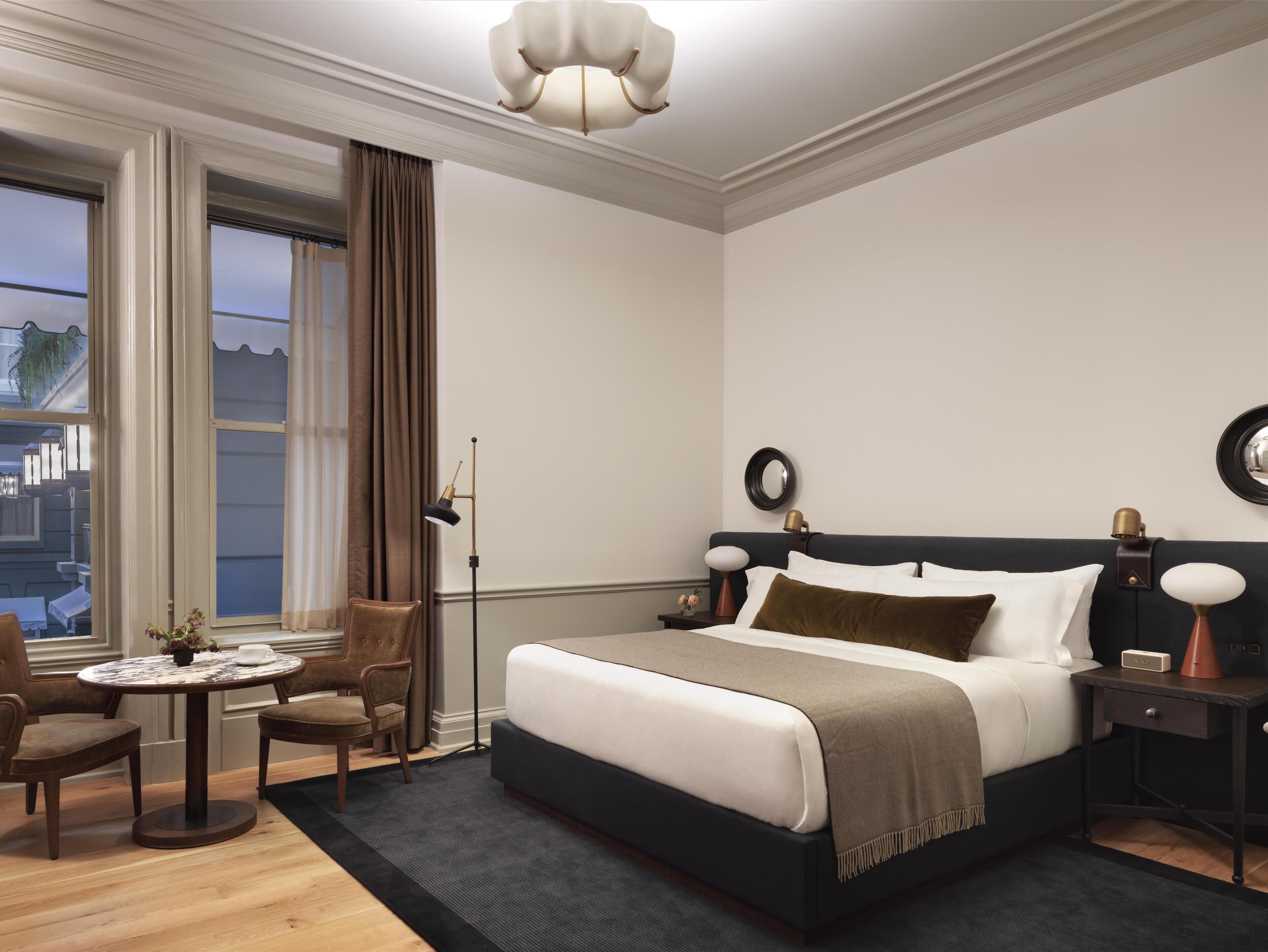 Room, 1 King Bed, Courtyard View | Premium bedding, pillowtop beds, minibar, in-room safe