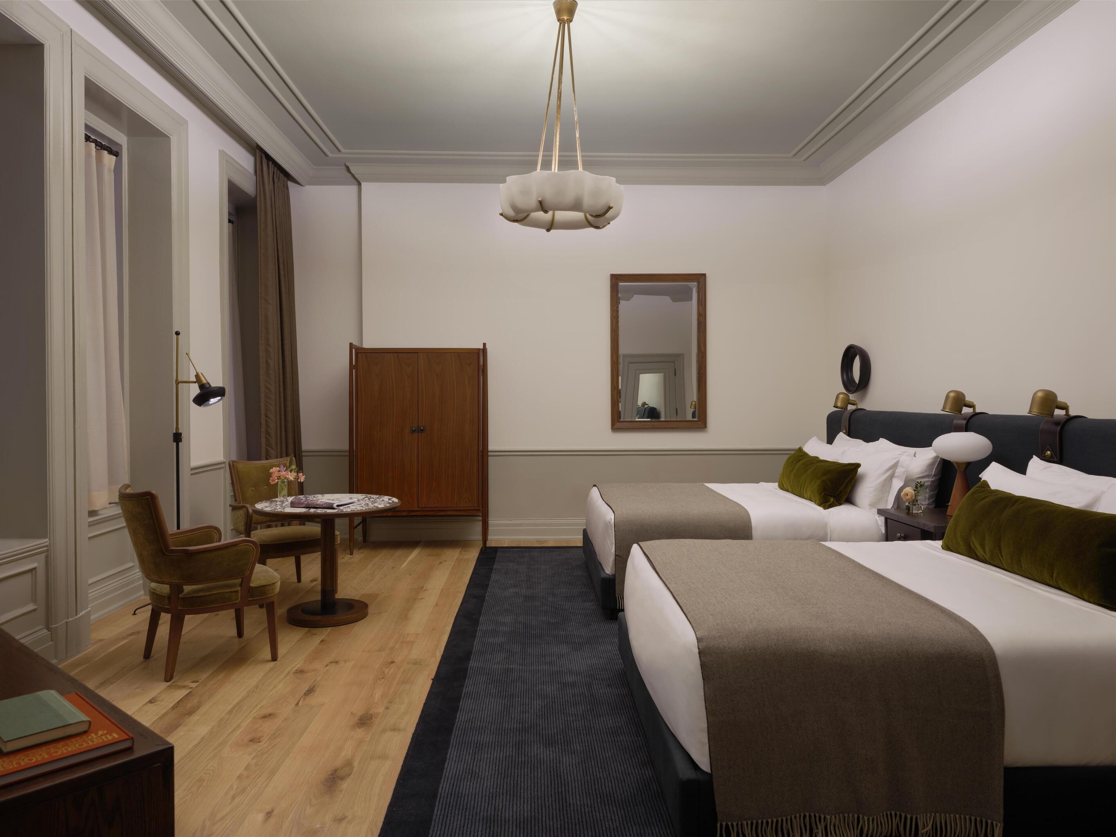 Ropa de cama de alta calidad, colchones con pillow-top y minibar 