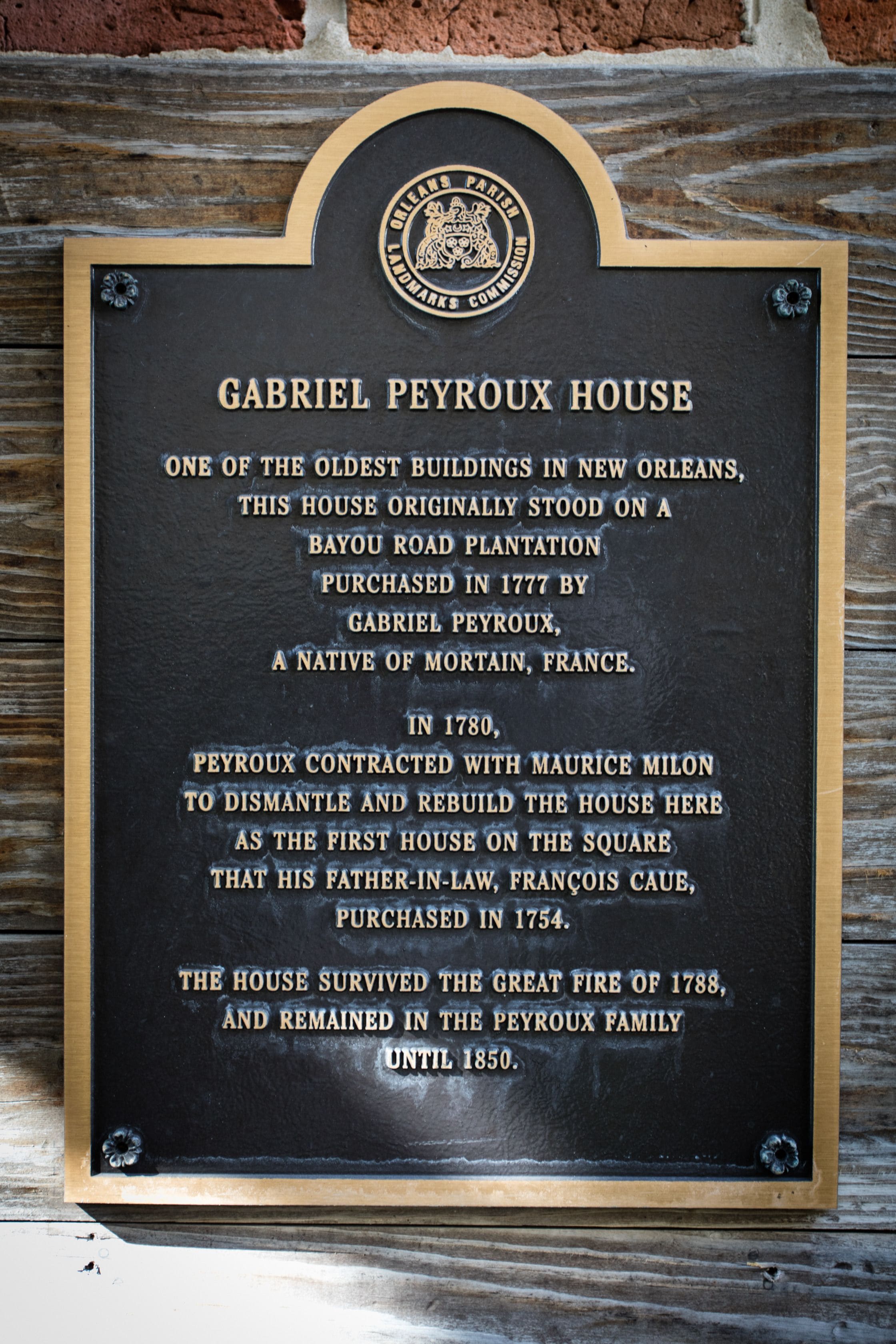 Una placa histórica que detalla la Casa Gabriel Peyroux, uno de los edificios más antiguos de Nueva Orleans, que originalmente se alzaba en una plantación en Bayou Road adquirida en 1777 por Gabriel Peyroux, oriundo de Mortain, Francia.