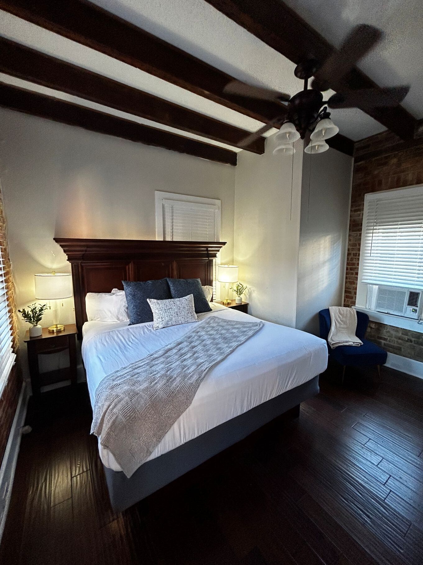 Caja de seguridad en la habitación y tabla de planchar con plancha 