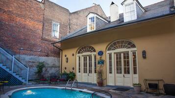 2 piscines extérieures