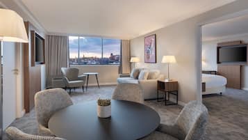 Suite, 1 soverom, parkutsikt | Oppholdsrom | En 49-tommers LED-TV med Parabol-TV samt smart-TV