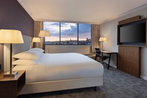 Suite, 1 Bedroom, Non Smoking | Egyptian cotton sheets, premium bedding, in-room safe, desk