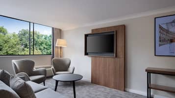 Signature suite, 1 tweepersoonsbed | Woonruimte | Een 49-inch ledtelevisie met satellietzenders en een smart-tv