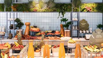 Petit déjeuner buffet (21.50 EUR par personne)